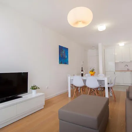 Mt アパート マカルスカ